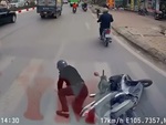Thoát chết khi ngã xe máy trước đầu ô tô khách ở Hà Nội