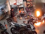 Cháy rụi cửa hàng vì dùng nước dập lửa bình xăng xe máy