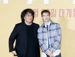 Robert Pattinson khen đạo diễn Bong Joon Ho hết nấc