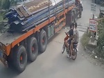 4 thanh niên thoát chết khi ngã xe máy nằm sát bên container