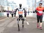 Trung Quốc tổ chức giải chạy bán marathon giữa người và robot
