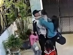 4 mẹ con mừng rỡ chạy ra đón bố đi làm xa về nhà ăn Tết