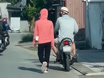 Cô gái bị xe máy tông khi dỗi người yêu đi bộ dưới lòng đường