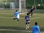 Thủ môn bỏ khung thành lừa đối thủ sút bóng ra ngoài