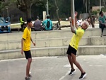 4 thanh niên làm xiếc với quả bóng trên đường phố Brazil