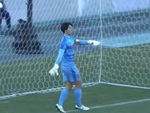 Thủ môn bắt penalty nhún nhảy lêu lêu đối thủ bị thủng lưới