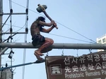 Dựng tượng 'người tiền sử' trên cột điện để chỉ đường