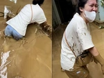 Cô gái cười nắc nẻ khi thấy bạn thân 'vồ ếch' giữa bùn lũ