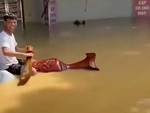 Chàng trai cưỡi lộc bình ngao du sơn thủy trên đường ngập