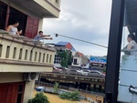 Tình làng nghĩa xóm trong ngày mưa lũ