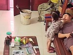 Con gái rượu có pha xử lý cực dễ thương khi làm vỡ bát
