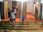 Chồng hạnh phúc mỗi khi đi làm về đều được vợ con ra đón