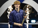 Jannik Sinner nhận ‘cây vợt vàng’ hơn 7,5 tỉ đồng khiến Alcaraz trầm trồ