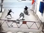 Hai tên trộm chó bị cả xóm dạy cho một bài học nhớ đời