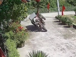 Pha ôm cua xe 3 bánh đi vào lòng đất