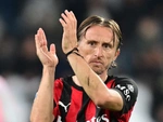Modric chơi xộp tặng iPhone 'xịn sò' cho tất cả đồng đội ở AC Milan