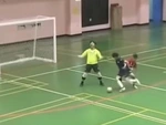 Cản phá được penalty, thủ môn lập tức báo hại đội nhà thủng lưới