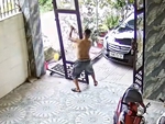 Pha mở cửa cổng suýt bẹp đầu ô tô