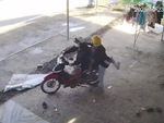 Chồng để quên vợ con ở nhà khi chở đi khám bệnh