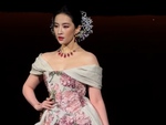 Pha xử lý sự cố đỉnh cao của Lưu Diệc Phi trên thảm đỏ