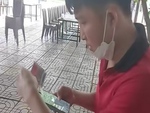 Chàng trai dò vé số ăn mừng như trúng độc đắc