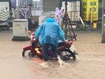Trong cái rủi có cái may: Cháy xe máy gặp ngay đường ngập