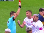Trọng tài Argentina bị 'treo còi' sau khi rút thẻ đỏ đuổi con trai chủ tịch