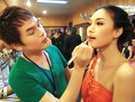 Những 'phù thủy son phấn' của sao