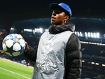 Con trai huyền thoại Chelsea nhặt bóng ở Stamford Bridge
