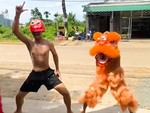 Ảnh vui 8-10: Chơi Trung thu nhưng chỉ đủ tiền mua nửa bộ lân