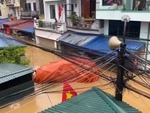 Ô tô trùm bạt chống ngập trôi lềnh bềnh trên đường Thái Nguyên