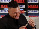 Mbappe cười ngất với món quà bất ngờ ‘đi kèm’ Chiếc giày vàng châu Âu