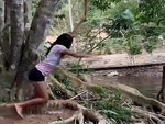 Cô gái ngã xuống hồ khi đu dây