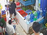 Cười sảng với màn bắt chuột của ba thanh niên
