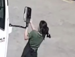 Chàng trai ngơ ngác khi thấy người đẹp đập mặt vào gương chiếu hậu