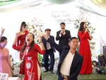 Nhà gái quẩy tưng bừng khi gả được 'quả bom nổ chậm'