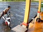 Thấy bạn thân ngã, chàng trai cười như được mùa