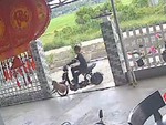 Cậu chủ ngã sõng soài vì được chó cưng chào đón 'trên mức nhiệt tình'