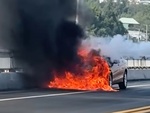 Xe Mercedes bất ngờ bốc cháy dữ dội trên cầu Rạch Miễu
