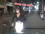 Vô tình va quẹt với ô tô, cô gái có pha xử lý đi thẳng vào trái tim tài xế