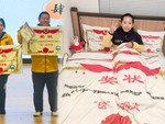 Trường học Trung Quốc tặng chăn in 'giấy khen' cho học sinh giỏi