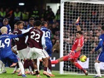 Fan Aston Villa tức thủ môn Martinez ‘đứng im’ nhìn Chelsea ghi bàn