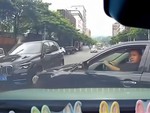 Hả hê cảnh tài xế quay đầu ô tô ẩu còn tỏ vẻ ngang ngược