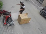 Xe máy liên tục đổ vì cái cổng bất ổn