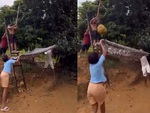 Cô gái u đầu khi hứng mít