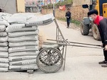 Xe đẩy xi măng giúp phụ hồ đỡ tốn sức