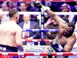 Võ sĩ quyền anh nhận kèo gấp kiếm tiền, ngủ gật rồi bị knock out