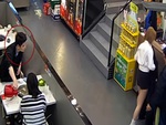 Chàng trai bị bạn gái đánh vì mải mê nhìn gái đẹp cởi áo