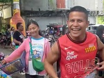 Người phụ nữ bán dạo ngơ ngác khi bị nam thanh niên troll