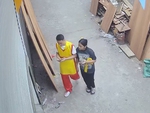 Cụng đầu vào cửa cuốn vì mải mê bấm điện thoại